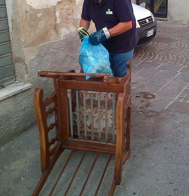 Controlli nei rifiuti abbandonati dai cittadini
