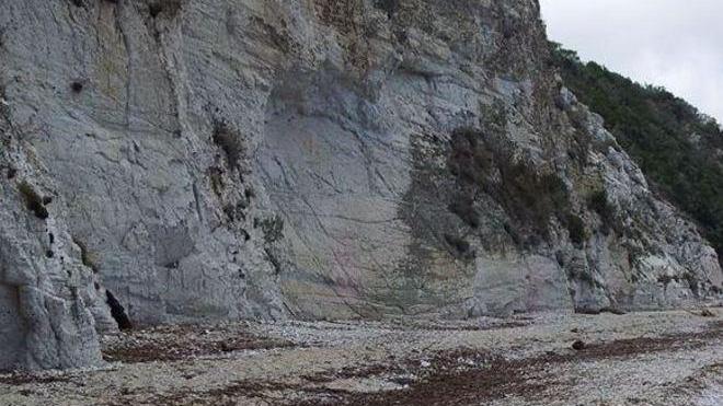 Ripulita la scogliera di Capobianco