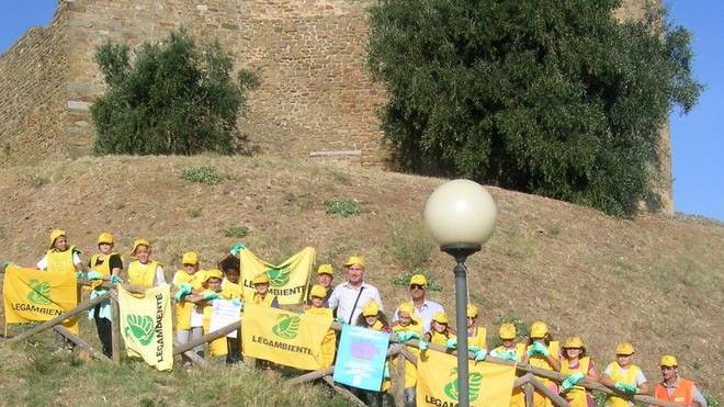 I bimbi puliscono il castello