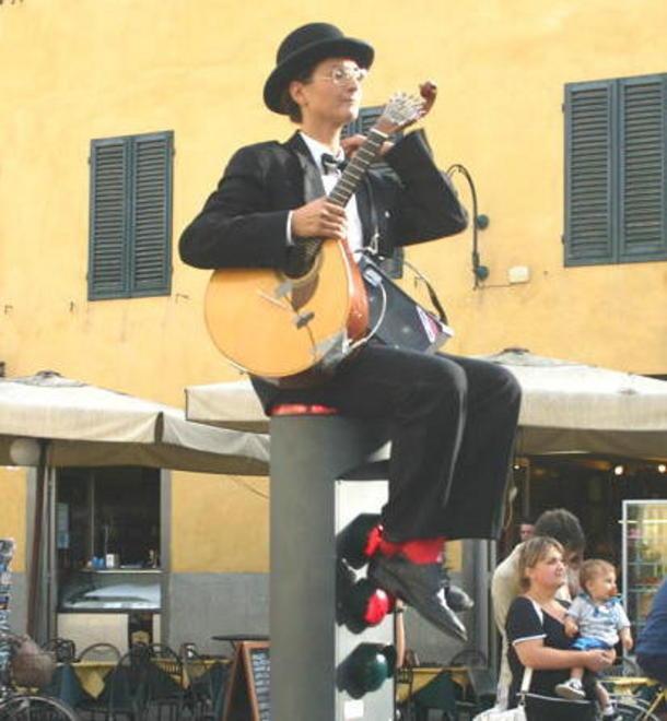 Musicista sul pilomat per ricordare di levare il semaforo