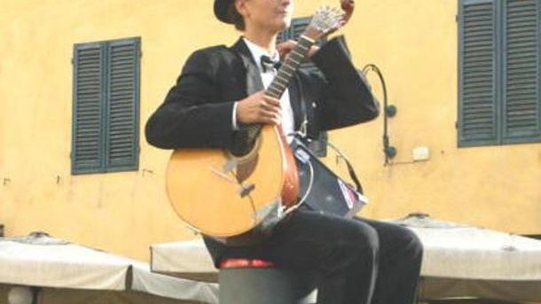 Musicista sul pilomat per ricordare di levare il semaforo