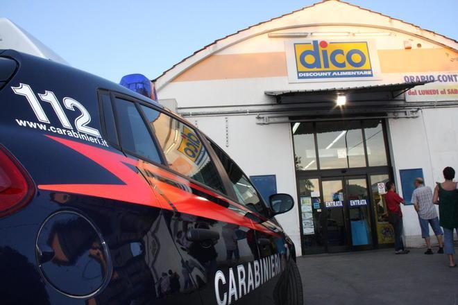 Prato, banditi armati di fucile e mannaia nel negozio Dico 