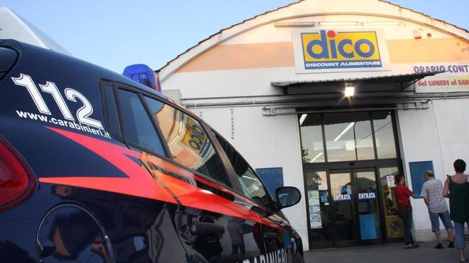 Prato, banditi armati di fucile e mannaia nel negozio Dico