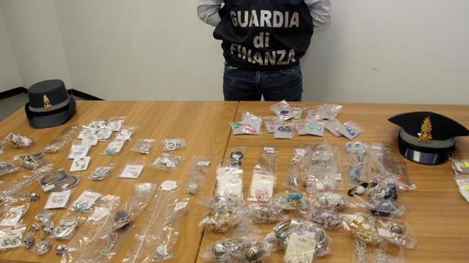 Prato, bigiotteria tossica: sequestrati 500mila pezzi tra orecchini e anelli col teschio