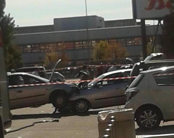 Al parcheggio dei Gigli auto prende il volo e salta su un’altra auto 