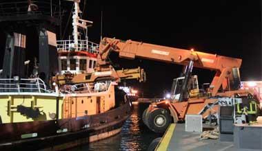 Porto: gru in bilico, rischia di precipitare in mare 