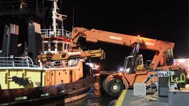 Porto: gru in bilico, rischia di precipitare in mare