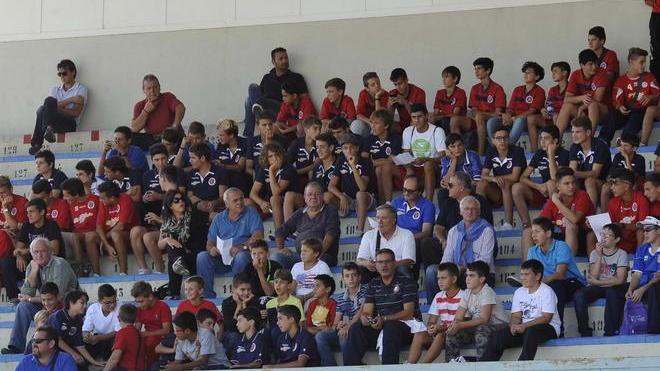 Una tribuna bianca, rossa e blu