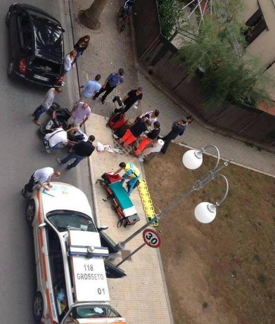 Sfonda con il casco il lunotto dell’auto