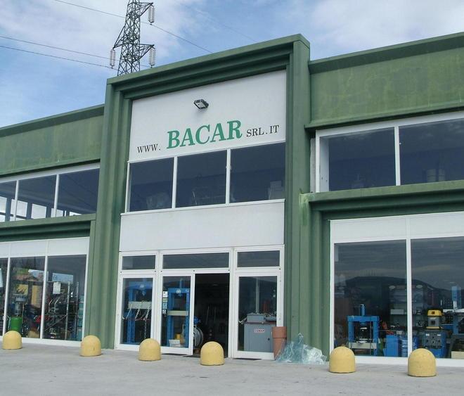 In 5 minuti la gang svaligia la ditta Bacar 