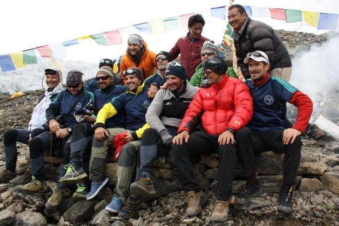 Alpinisti sempre più vicini alla vetta del Manaslu