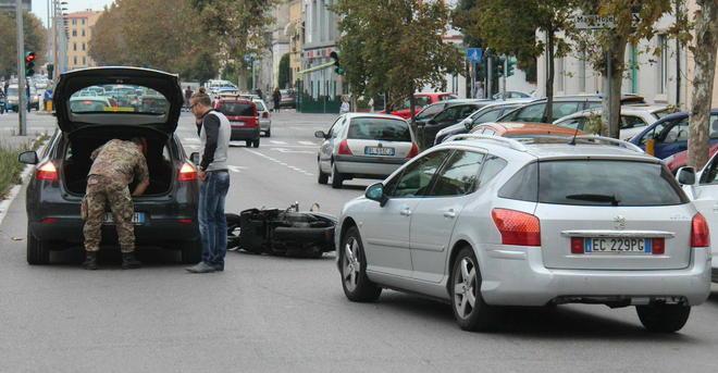 In scooter contro un’auto, ferita una donna 