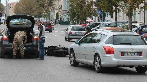 In scooter contro un’auto, ferita una donna