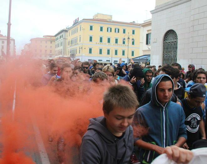 Lanci di uova e nastri per sigillare le porte delle banche: la protesta degli studenti 