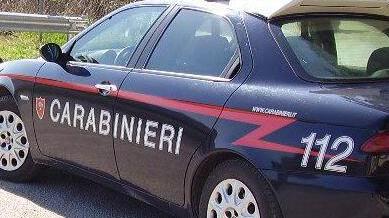 Fugge dalla stazione di servizio senza pagare e trascina la benzinaia