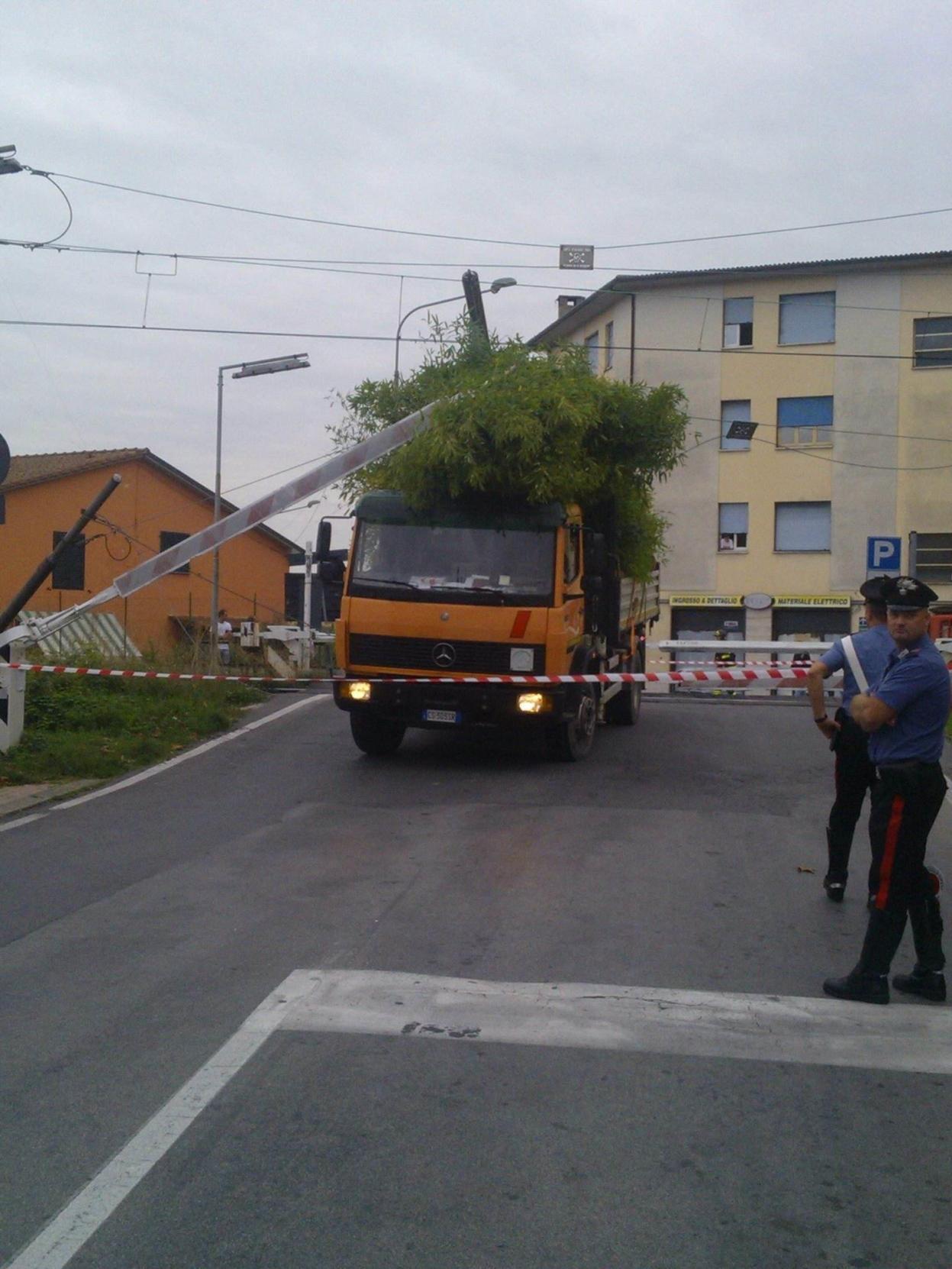 Camion incastrato al passaggio a livello: treni in tilt per oltre 2 ore