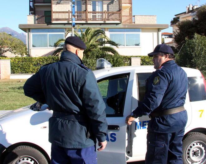 Cercano di investire una guardia giurata 