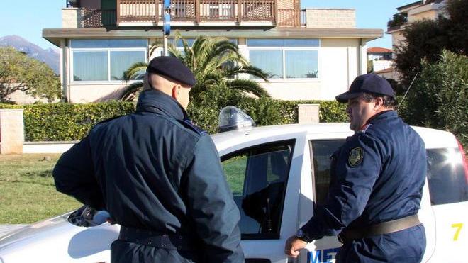Cercano di investire una guardia giurata