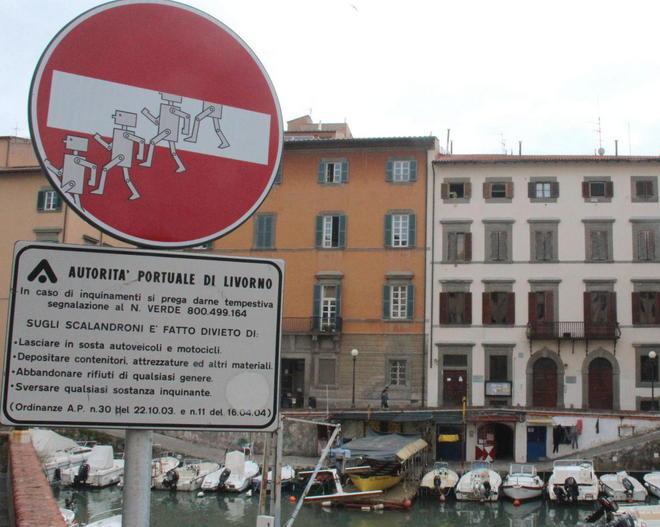 In Venezia nuovi cartelli stradali col “trucco", ma non sono di Clet 