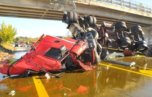 Il tir precipita dal cavalcavia Camionista muore schiacciato