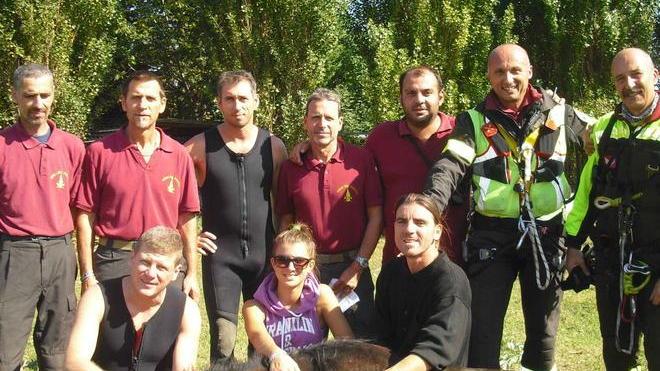 Cavalla cade nell’Arno, salvata dopo ore