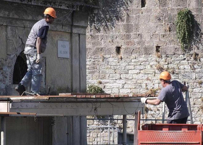 Banchi danneggiati, partono le denunce 