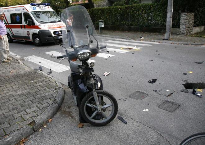 Scooter contro un’auto paura in via Mazzini