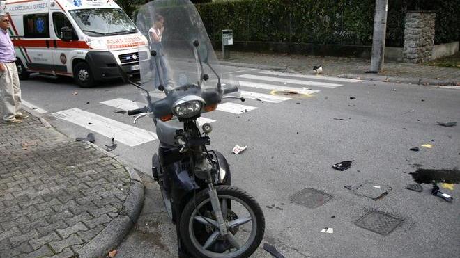 Scooter contro un’auto paura in via Mazzini