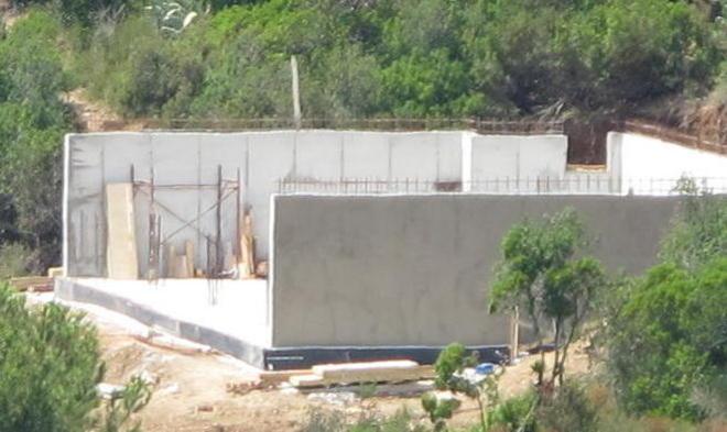 Lo strano cubo di cemento a Capoliveri