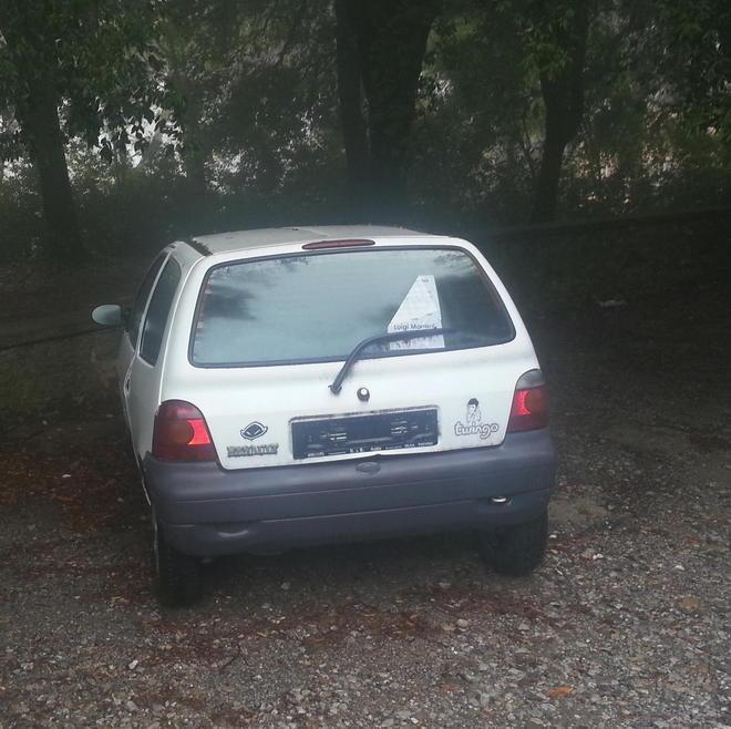 Auto abbandonata in un’area di sosta da oltre un anno: i cittadini protestano