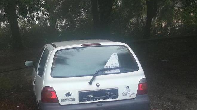 Auto abbandonata in un’area di sosta da oltre un anno: i cittadini protestano