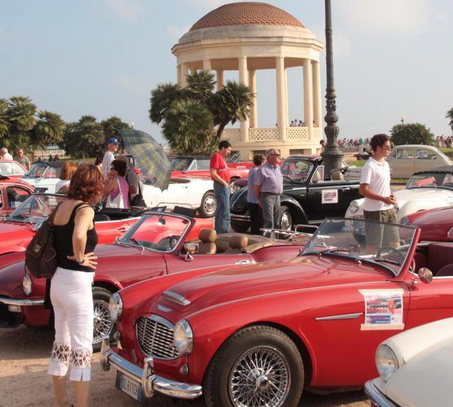 Auto e moto d’epoca invadono di “storicità” le strade di Livorno 