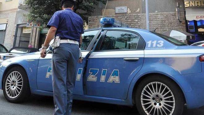 Agente in libera uscita blocca la strada e fa arrestare i ladri