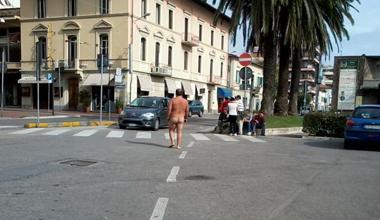 Tutto nudo si mette a cantare tra le auto 