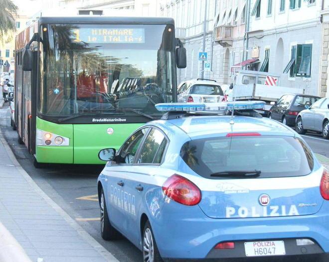 Licenziati rubano il borsello al conducente di un autobus 