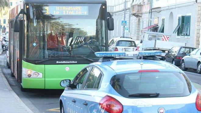 Licenziati rubano il borsello al conducente di un autobus