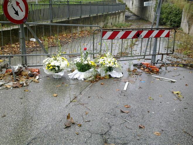 Fiori al sottopasso di via Ciulli dove morirono annegate tre donne 