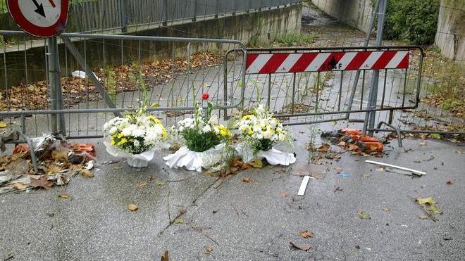 Fiori al sottopasso di via Ciulli dove morirono annegate tre donne