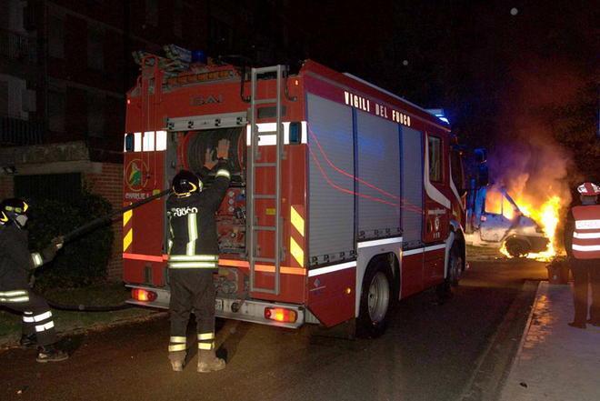 Pontedera, il furgone va a fuoco durante la notte 