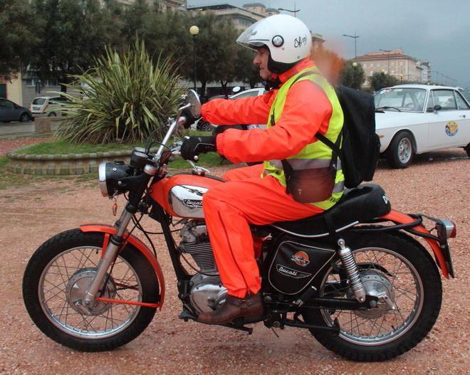 Auto e moto d’epoca sfilano in piazza della Repubblica 