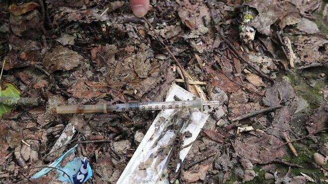 Discarica di siringhe usate nel parco vicino alle scuole
