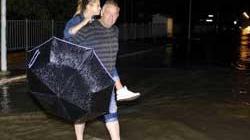 Nubifragio in Maremma: famiglia in auto travolta da un torrente, padre e figlio dispersi