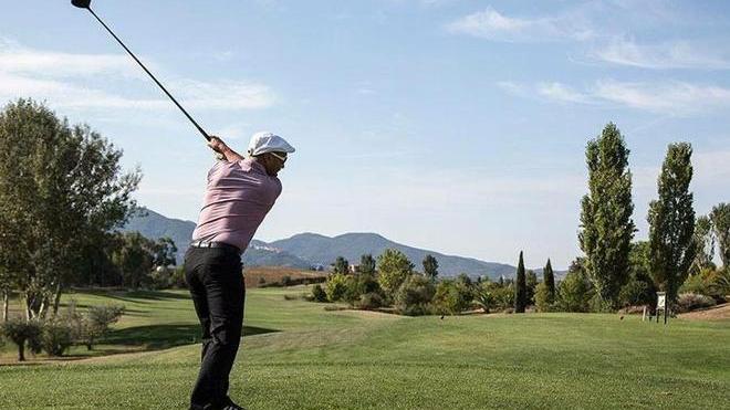 Non ci vede, ma vince a golf