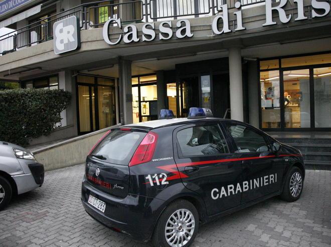 In sette ostaggio dei rapinatori nella banca 