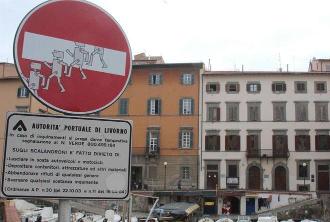 Cartelli stradali col “trucco” Imitazioni di Clet in Venezia