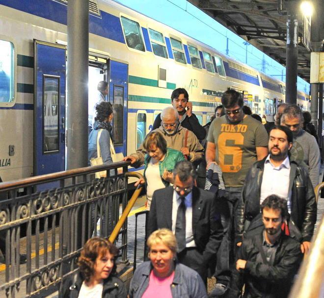 Camion trancia i cavi: treni bloccati 