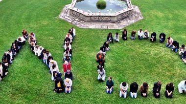 Il gigantesco no delle donne di Vaiano al femminicidio diventa una foto