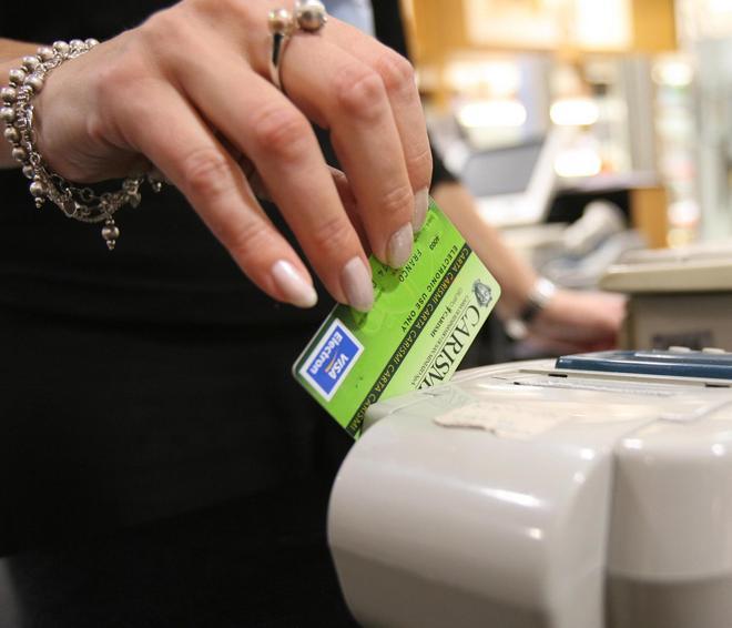 Arrestati dopo le spese con la carta rubata 