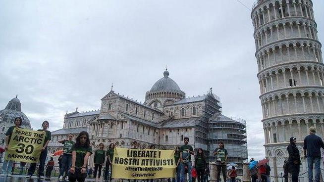 Greenpeace, attivisti scendono in piazza contro gli arresti