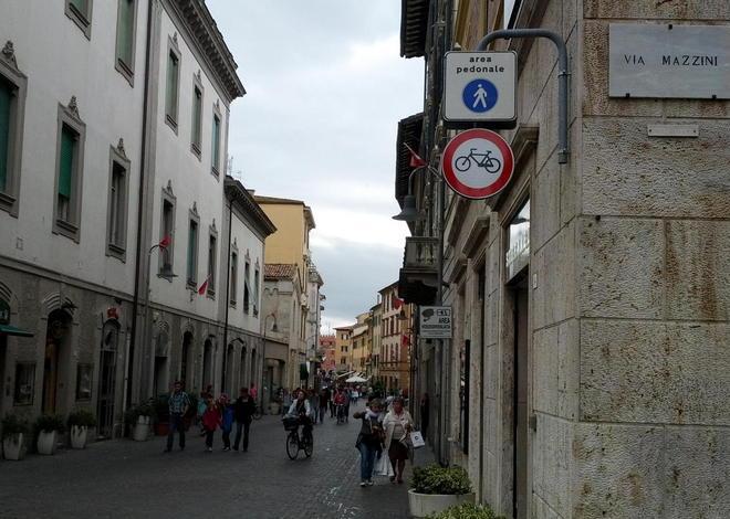 Rischia la multa chi va in bici nel corso 